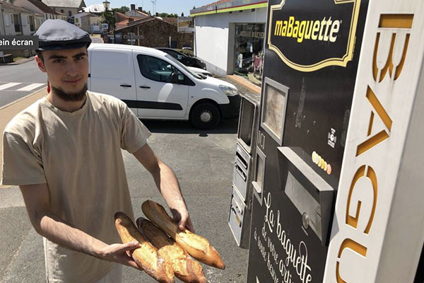 distributeur-automatique-pain-vendee Photographie d'un distributeur automatique de pain maBaguette installé à Aubigny en Vendée